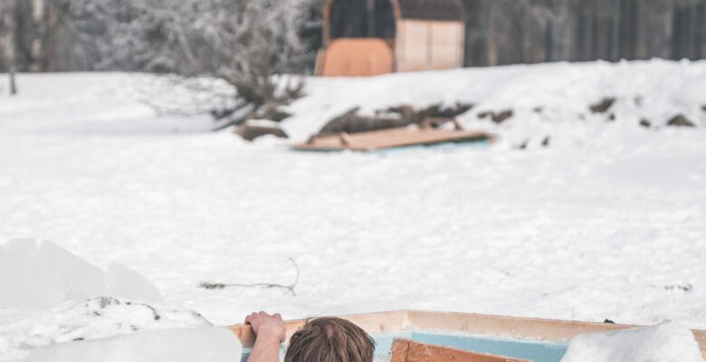 badstue haverbekkvika. mann i badehull foran badstua