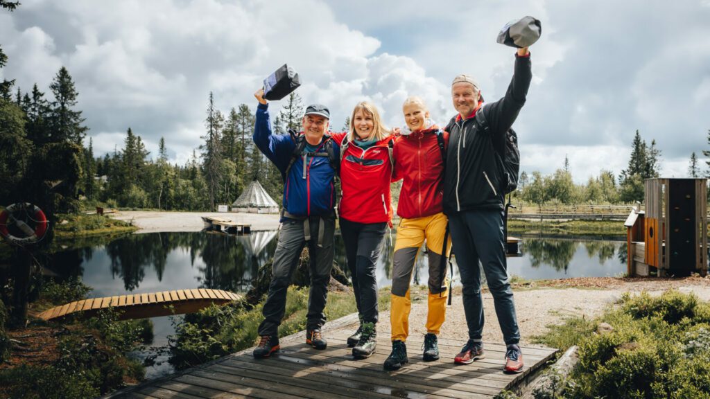 To glade menn og to glade kvinner på teambuilding i Løten
